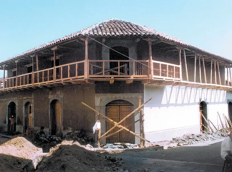 Hotel La Gran Francia en construcción con balcón de madera