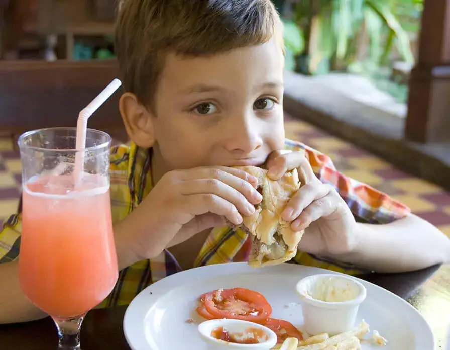 Niño comiendo