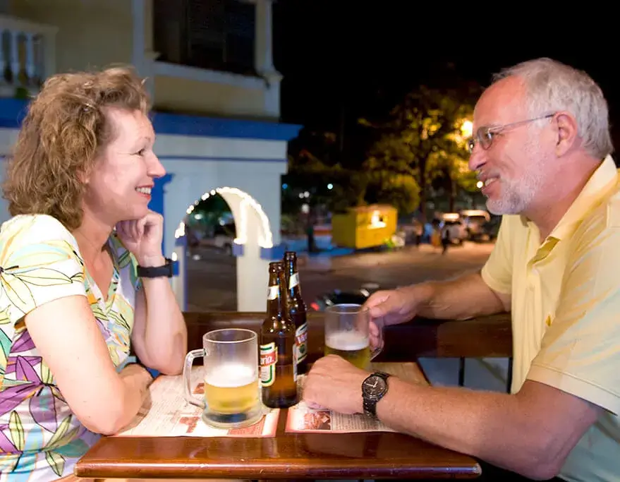 Pareja tomando