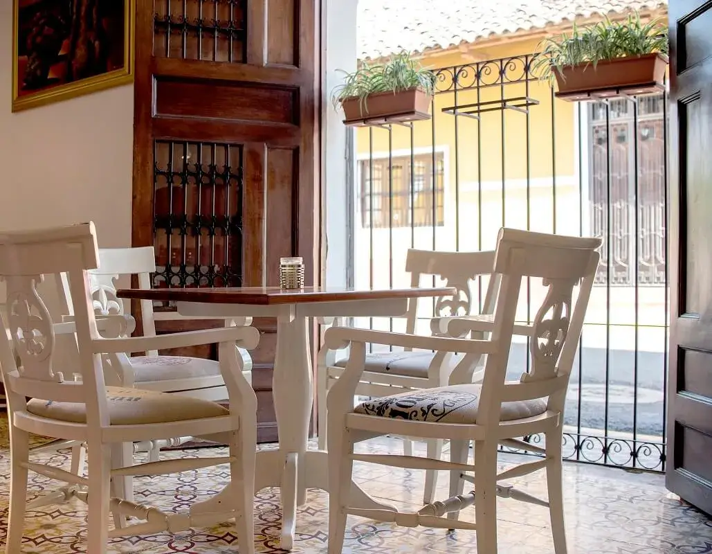 Mesa y sillas con vista a la calle