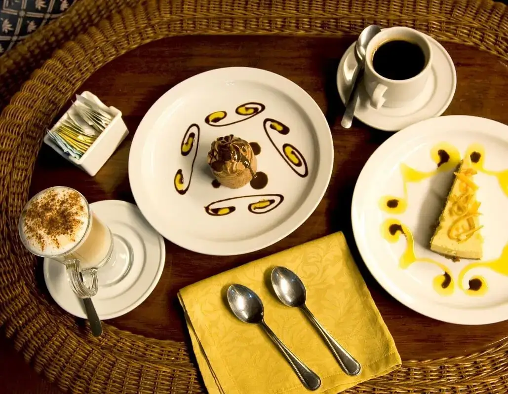 Mesa con postre y café